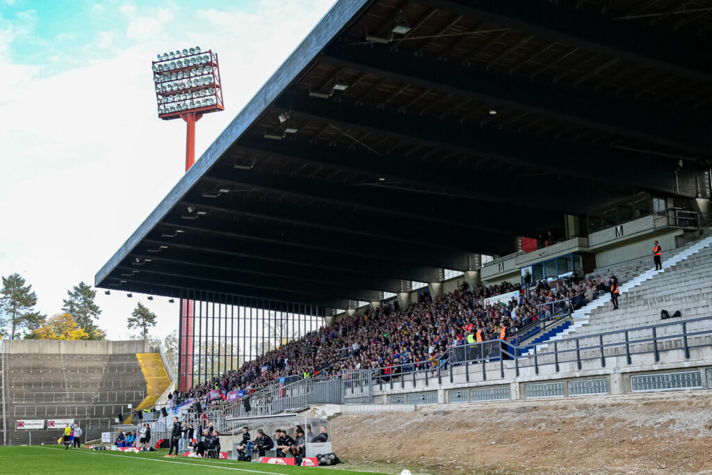 Zuschauer im Grotenburg-Stadion, Krefeld