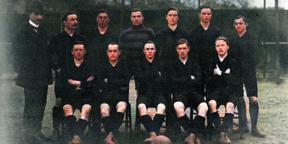 Eines der ältesten Bilder einer Mannschaft des FC Uerdingen. In der Klasse A wurde der FCÜ 1912-1914 Gruppenmeister.
