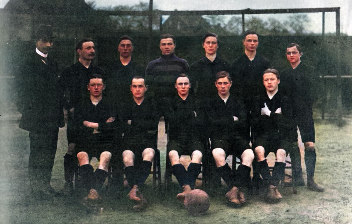 Eines der ältesten Bilder einer Mannschaft des FC Uerdingen. In der Klasse A wurde der FCÜ 1912-1914 Gruppenmeister.