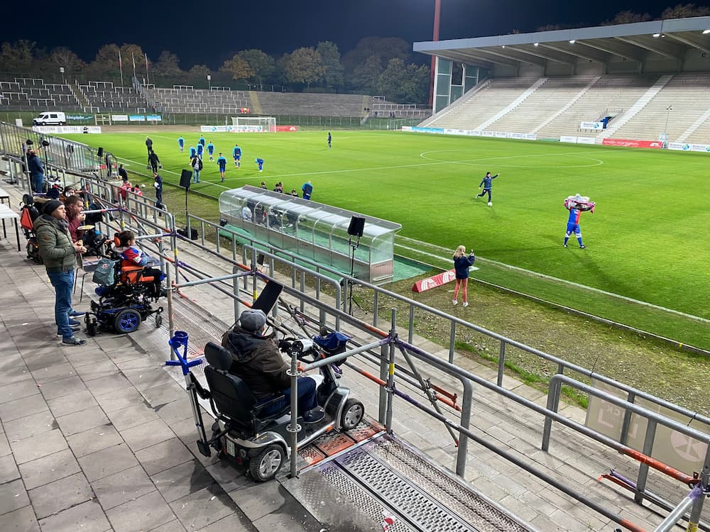 Barrierefreie Rollstuhlplätze im Grotenburg-Stadion Krefeld