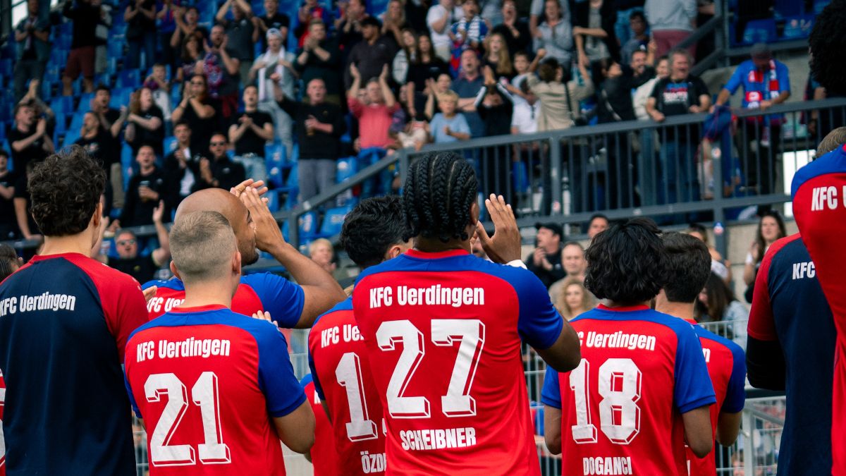 Spieler des KFC Uerdingen vor den Fans