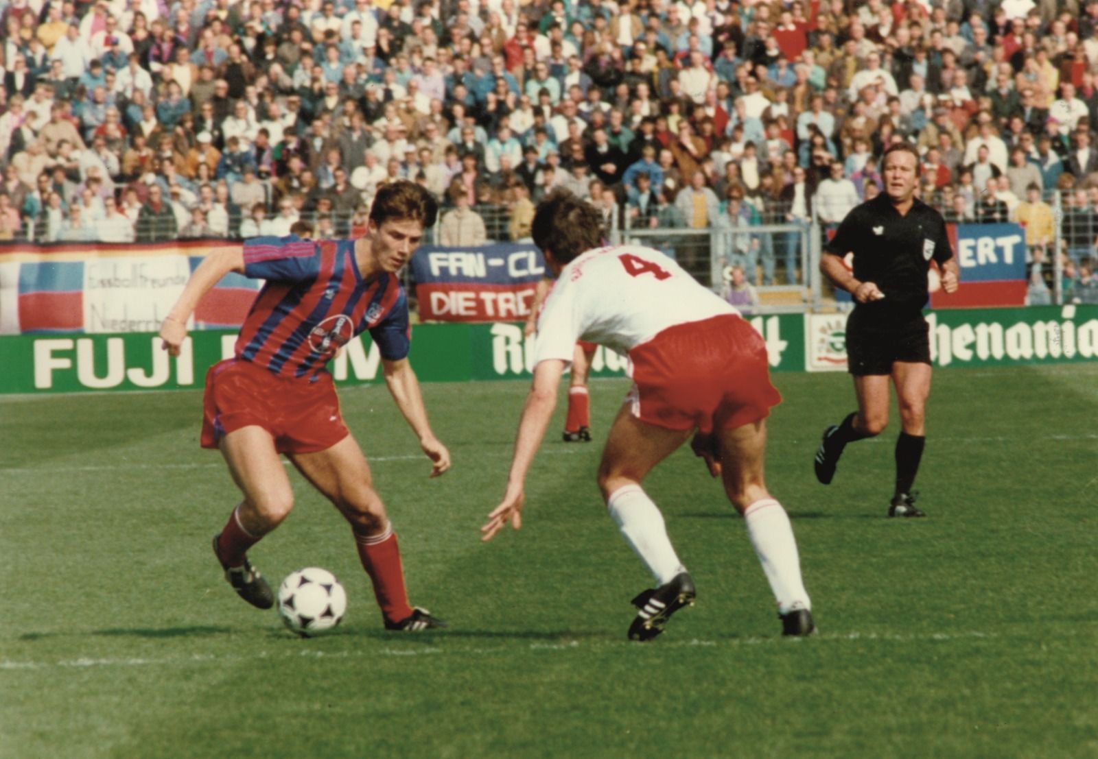 Brian Laudrup im Duell mit einem Spieler von Bayern München am 7. April 1990.