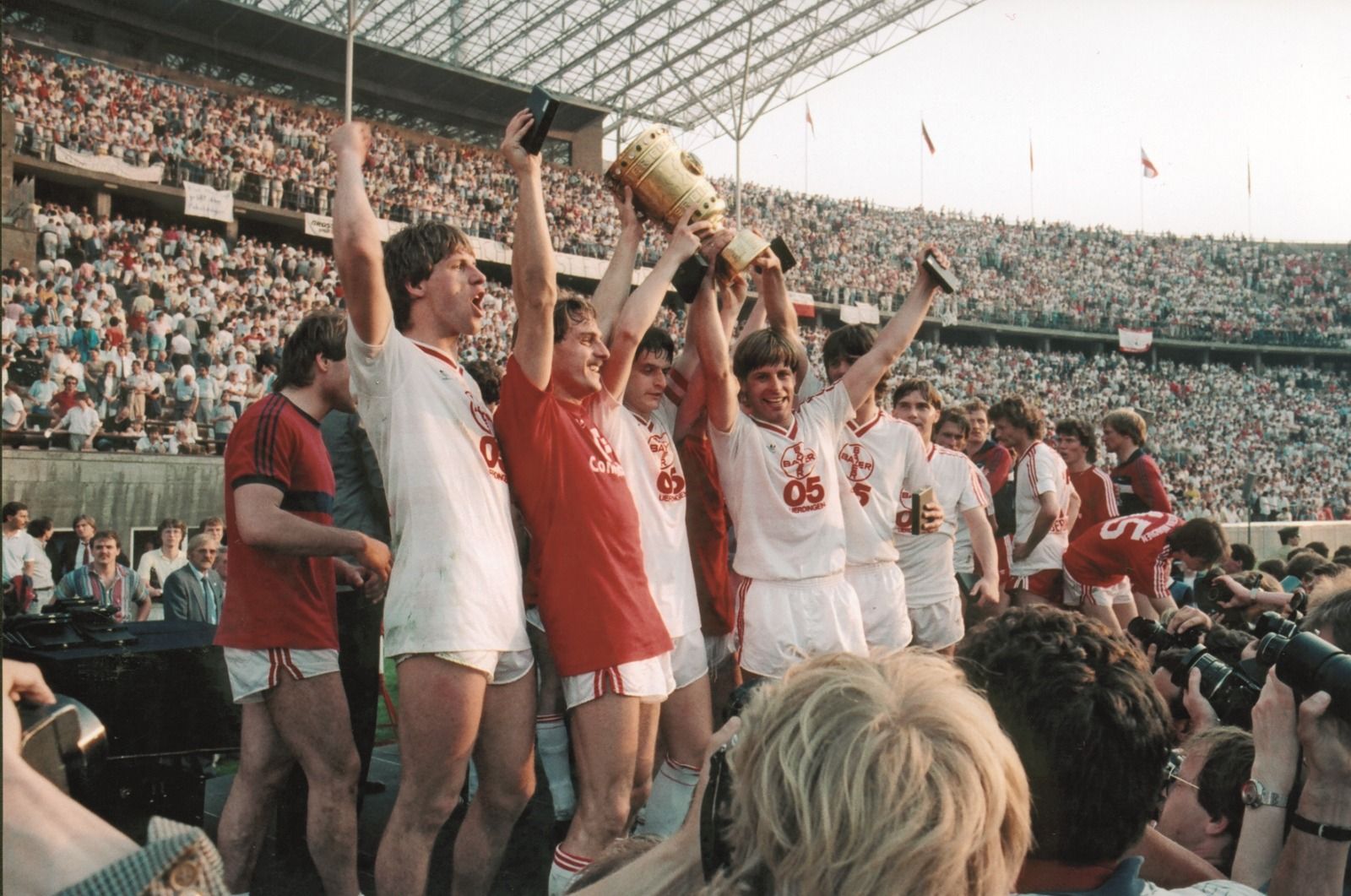 26. Mai 1985: Da ist das Ding. Wir gewinnen 2:1 gegen Bayern München und sind Pokalsieger.